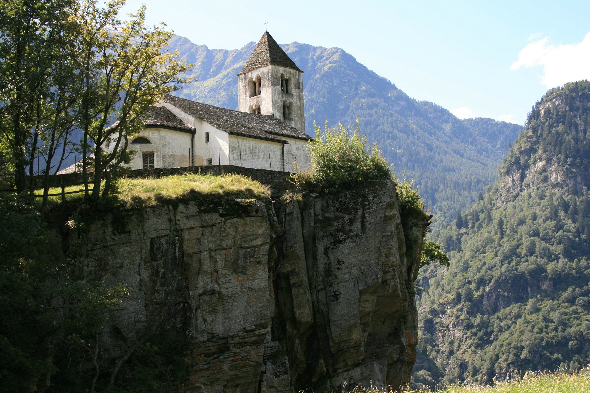 Kirche Tessin (c) www.pixabay.com