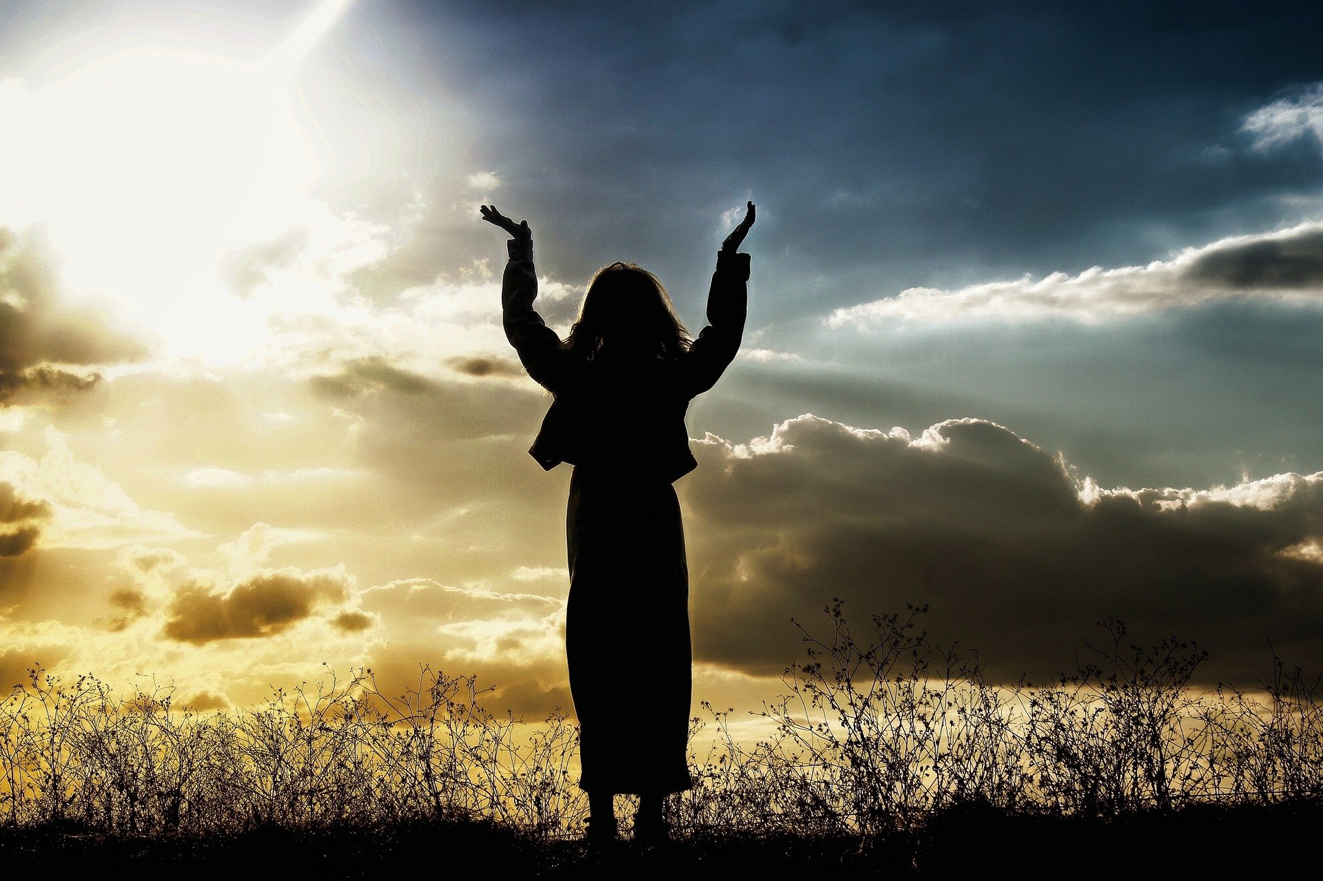 betende Frau (c) Bild von Barbara Jackson auf Pixabay